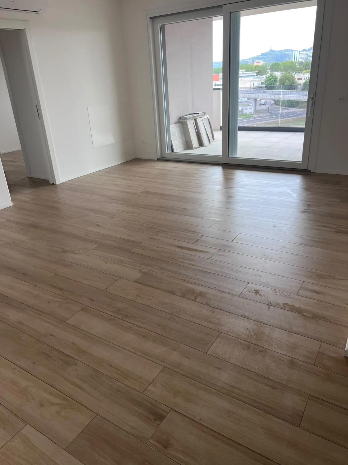 La stessa stanza dopo la pulizia di fine cantiere, con il laminato pulito