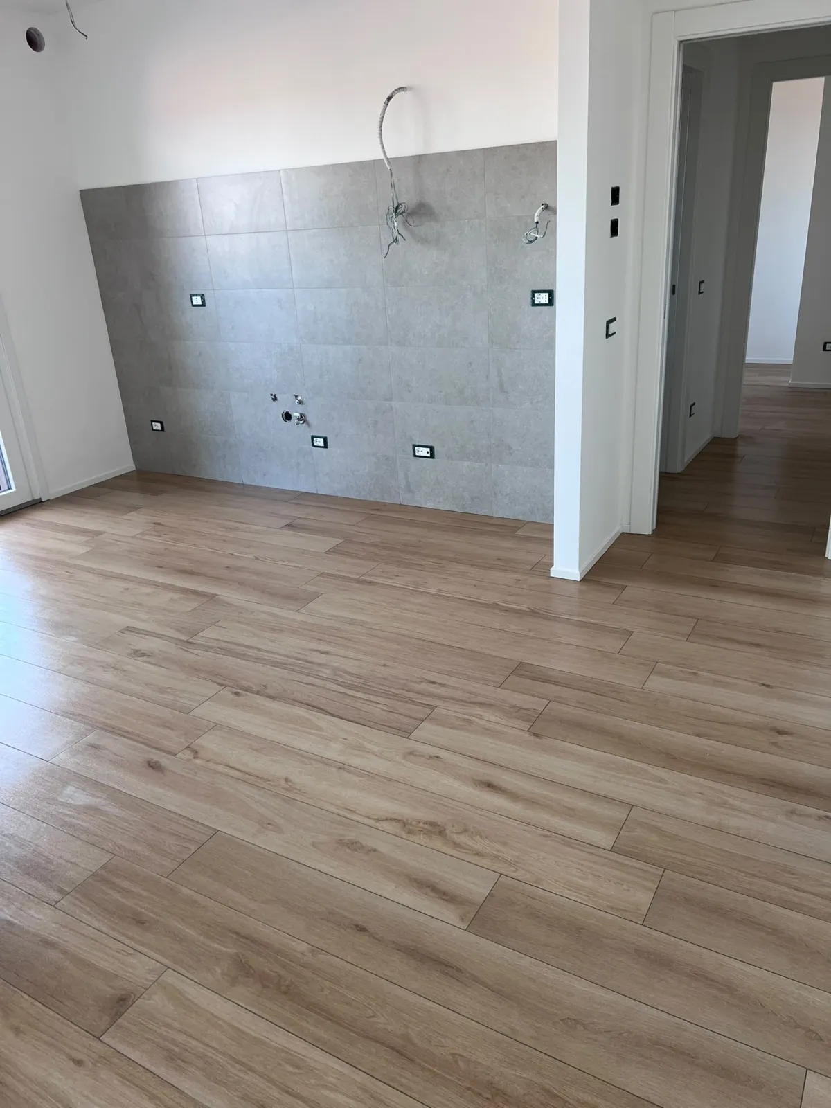 La stessa stanza dopo l'intervento: parquet pulito e rivestimento in gres
