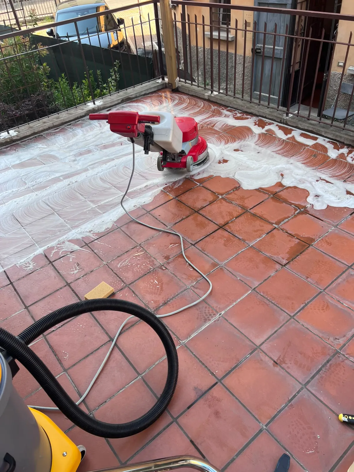 Terrazzo in cotto durante il lavaggio con monospazzola e aspiraliquidi