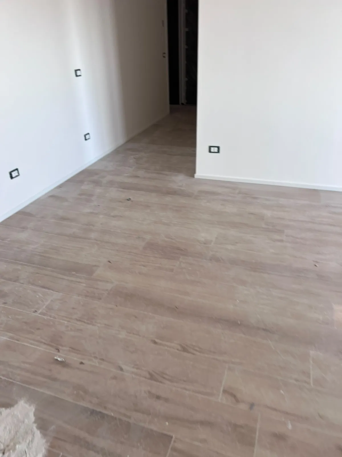 Stanza con pavimento in laminato prima della pulizia di fine ristrutturazione